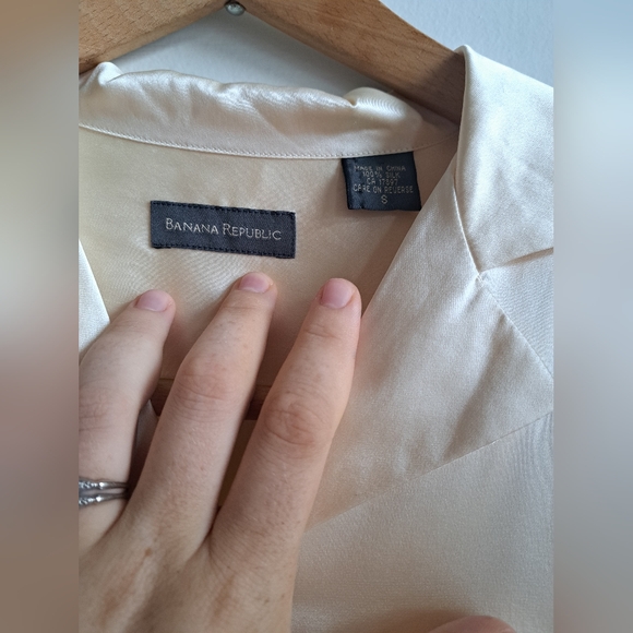 100% Silk Vintage Banana Republic Blouse - Size Small - Cream W/Notched Collar - Picture 4 of 8